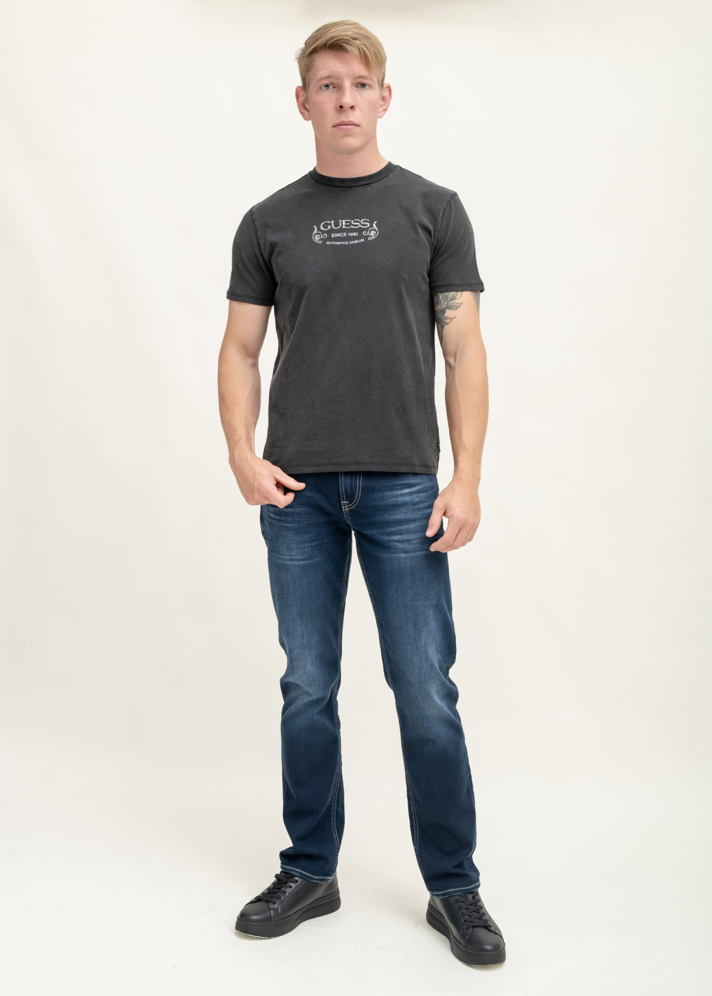 Футболка GUESS