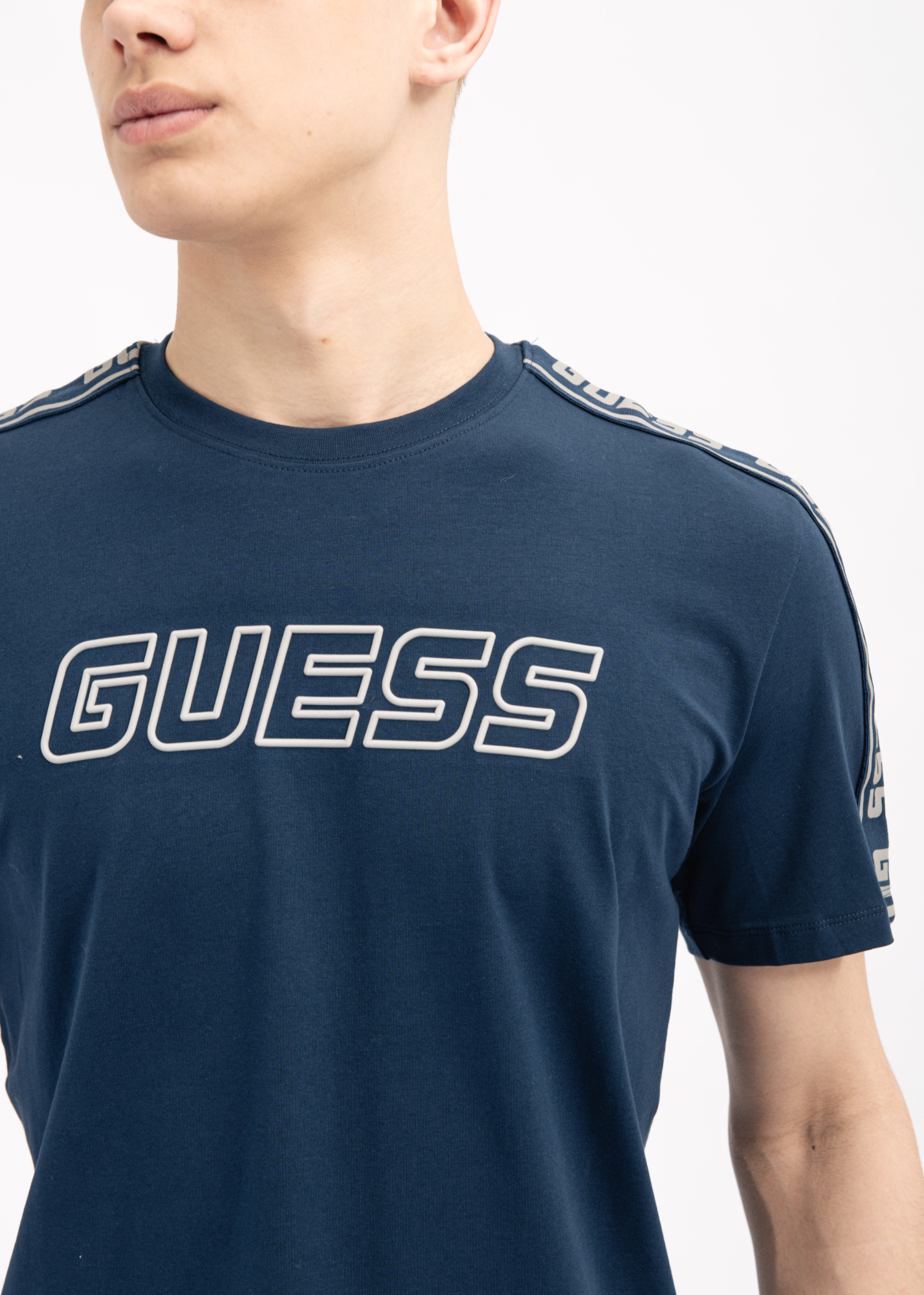 Футболка GUESS