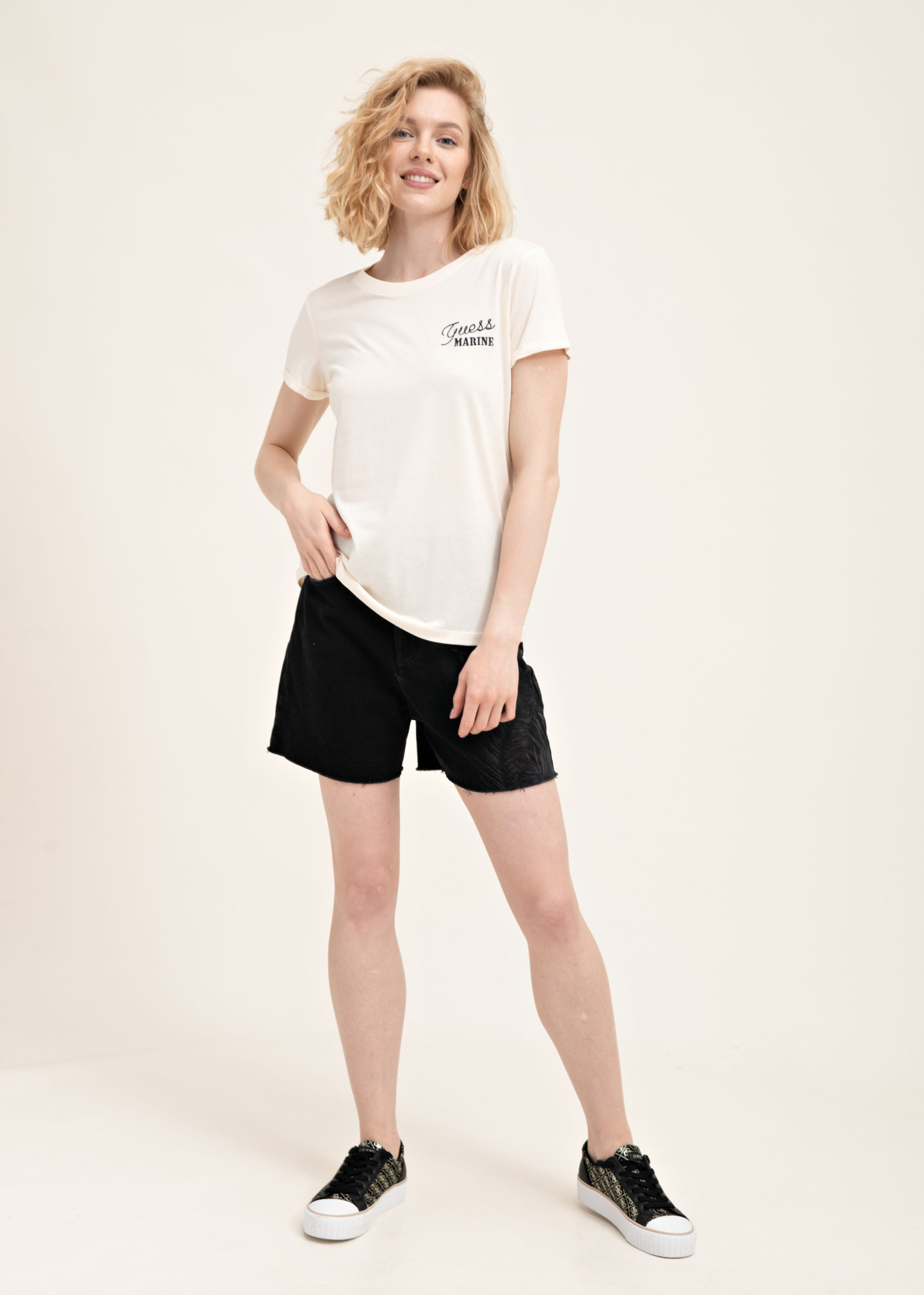 Футболка GUESS