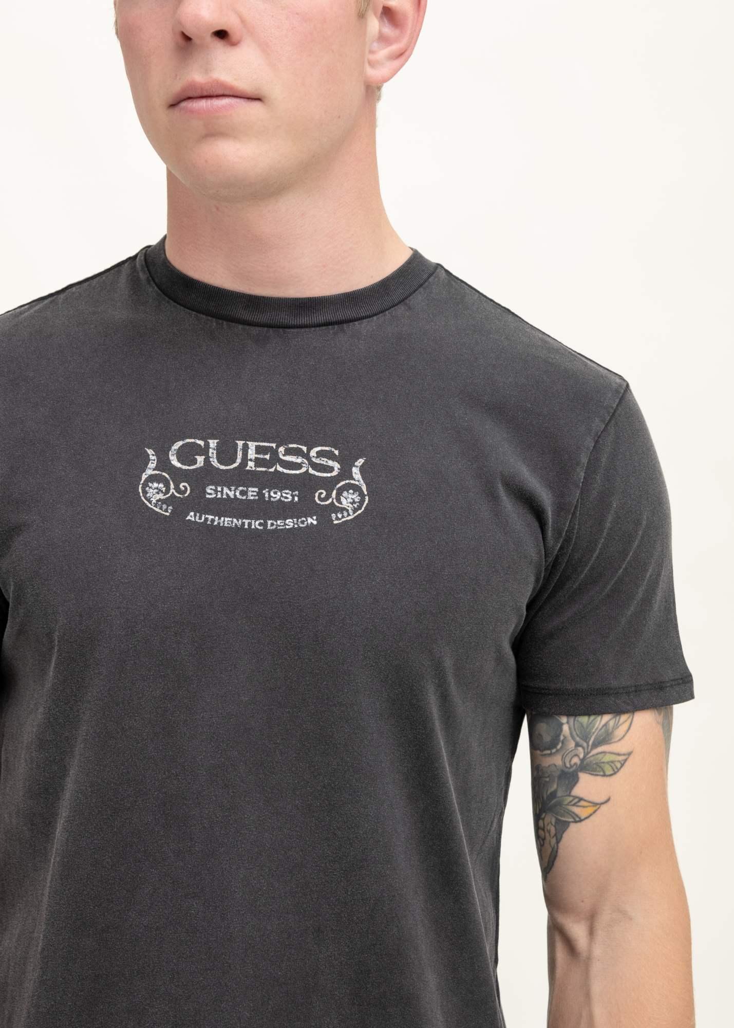 Футболка GUESS