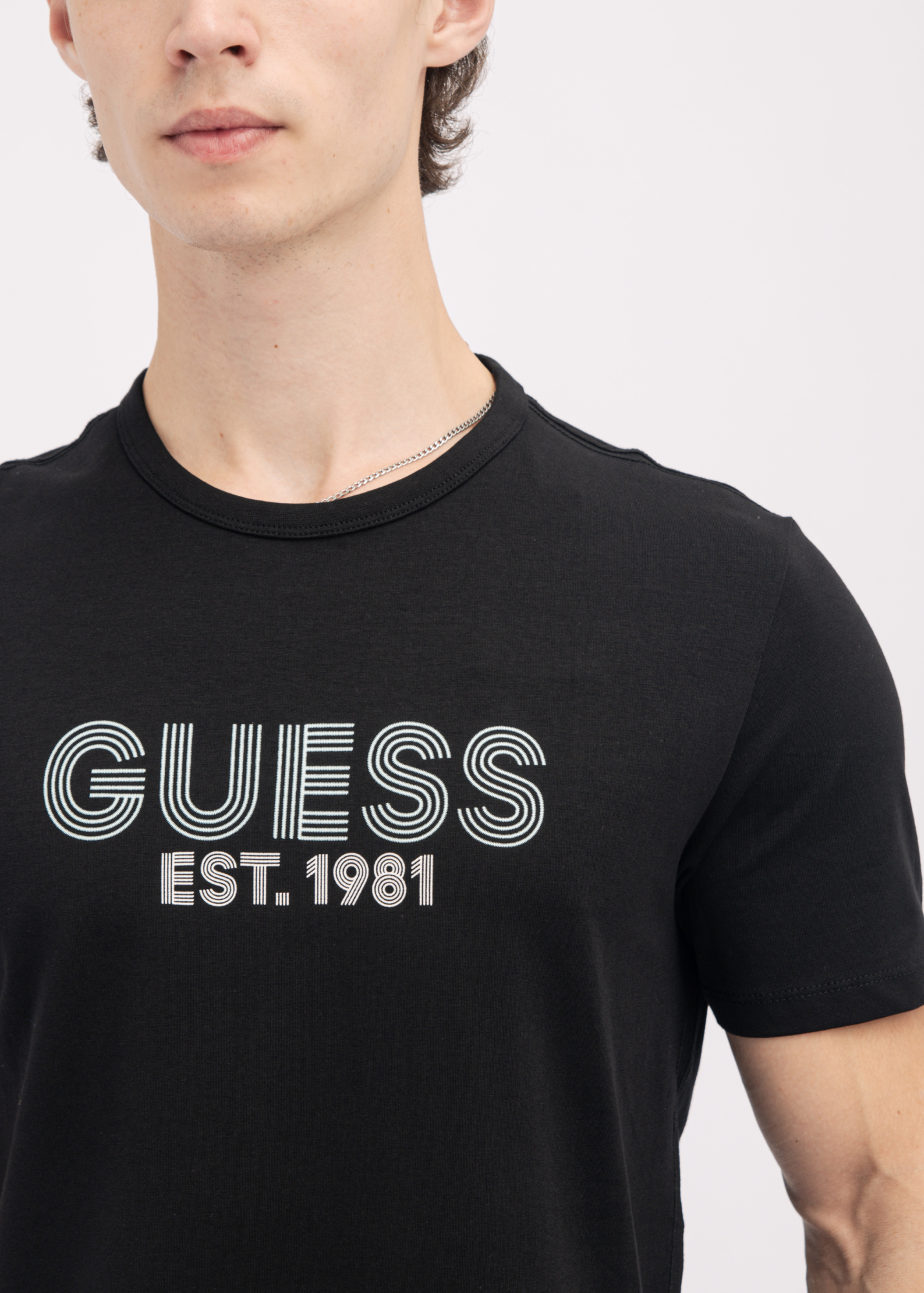 Футболка GUESS