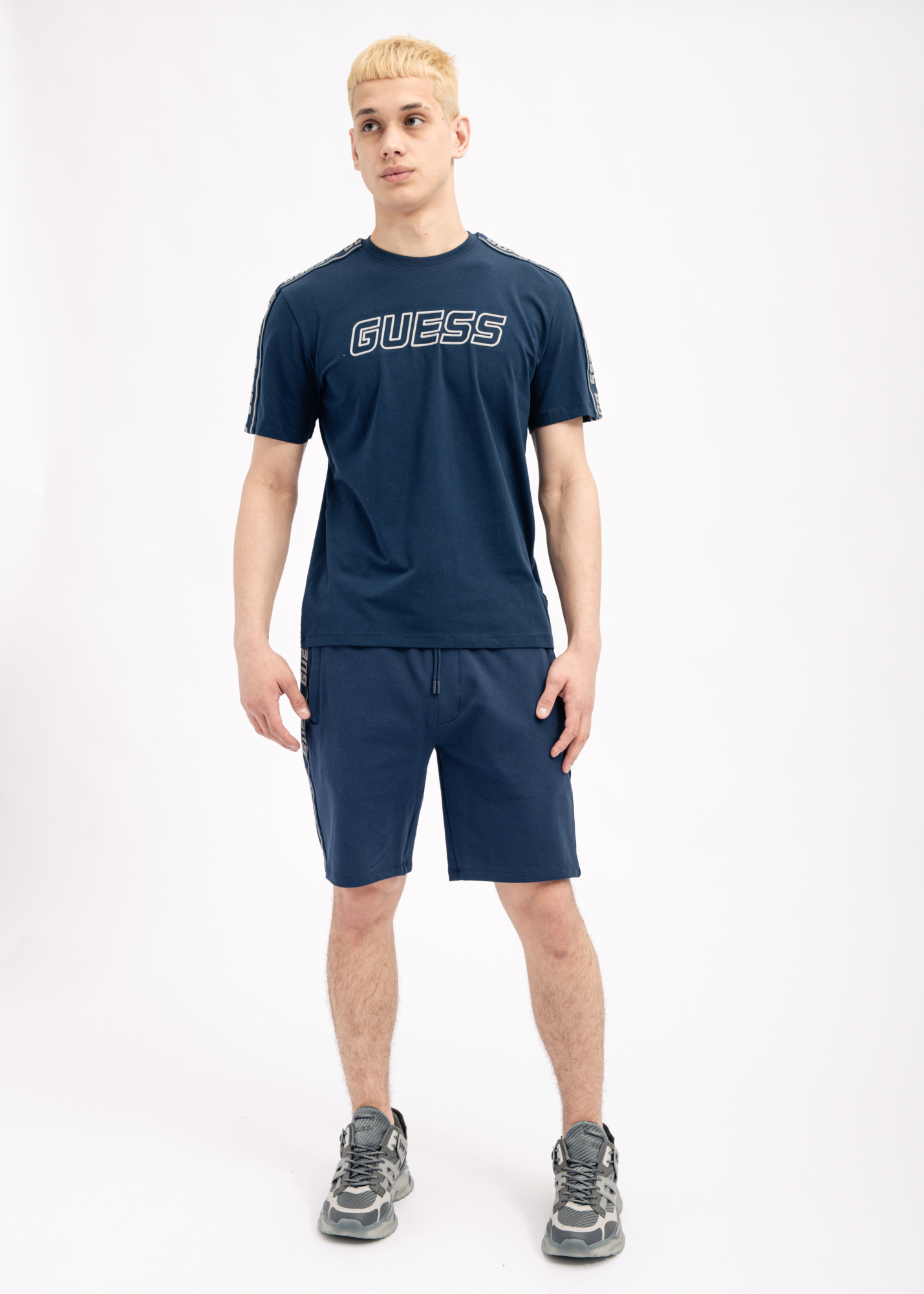 Футболка GUESS