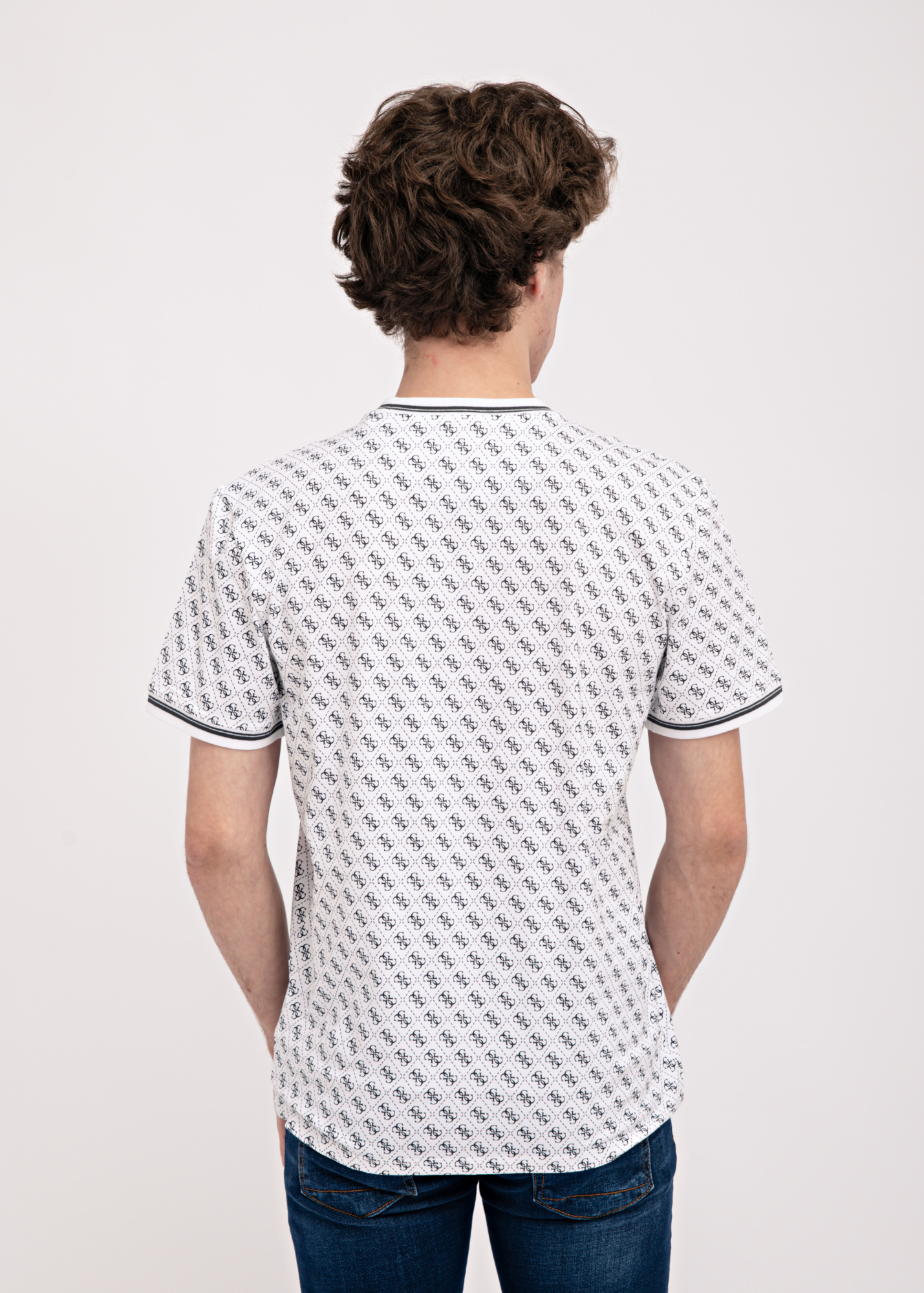 Футболка GUESS